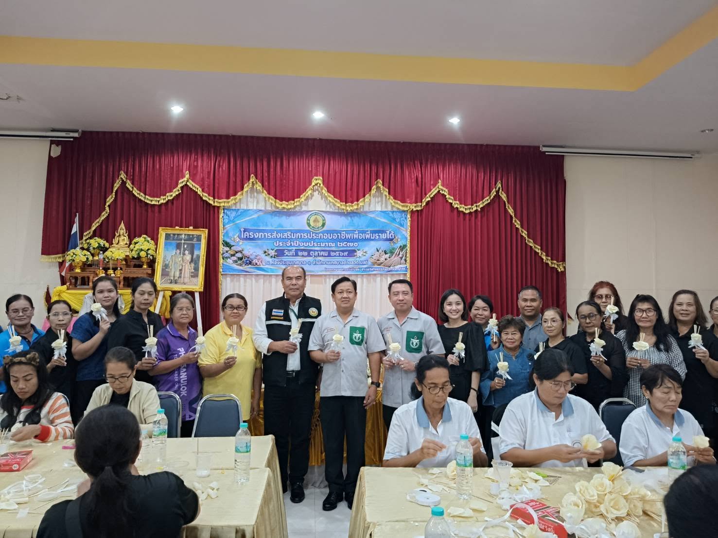 สพอ.วัดโบสถ์ ร่วมกิจกรรมจิตอาสาประดิษฐ์ดอกไม้จันทน์ เพื่อใช้ในงานพระราชพิธีถวายพระเพลิงพระบรมศพ สมเด็จพระนางเจ้าสิริกิติ์ พระบรมราชินีนาถ พระบรมราชชนนีพันปีหลวง